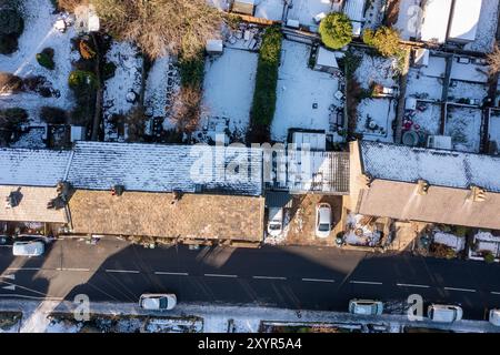 Photo drone aérienne du village de Golcar dans le West Yorkshire, en Angleterre, Huddersfield au Royaume-Uni montrant les propriétés résidentielles en hiver TI Banque D'Images