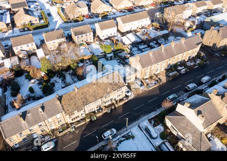 Photo drone aérienne du village de Golcar dans le West Yorkshire, en Angleterre, Huddersfield au Royaume-Uni montrant les propriétés résidentielles en hiver TI Banque D'Images