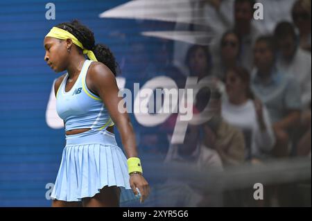 New York, États-Unis. 30 août 2024. Les spectateurs vus dans une caméra alors que Coco Gauff des États-Unis réagit contre Elina Svitolina de l'Ukraine dans la ronde 3 des singles féminins lors de l'US Open 2024 au USTA Billie Jean King National Tennis Center, New York, NY, le 29 août 2024. (Photo par Anthony Behar/Sipa USA) crédit : Sipa USA/Alamy Live News Banque D'Images