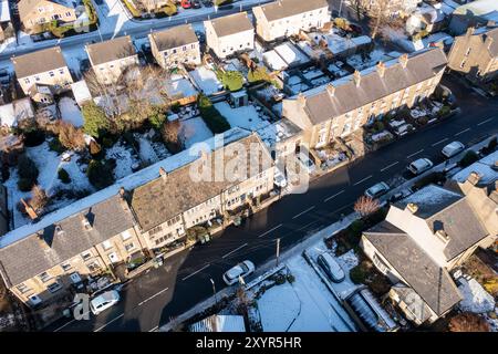 Photo drone aérienne du village de Golcar dans le West Yorkshire, en Angleterre, Huddersfield au Royaume-Uni montrant les propriétés résidentielles en hiver TI Banque D'Images