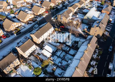 Photo drone aérienne du village de Golcar dans le West Yorkshire, en Angleterre, Huddersfield au Royaume-Uni montrant les propriétés résidentielles en hiver TI Banque D'Images