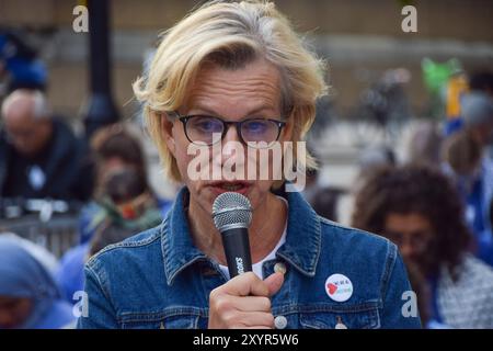 Londres, Royaume-Uni. 30 août 2024. L'actrice JULIET STEVENSON participe à la manifestation. Les travailleurs de la santé portant des gommages médicaux ont organisé une manifestation devant l'hôpital St Thomas pour mettre en lumière le sort des travailleurs de la santé palestiniens détenus par les forces israéliennes, et appeler à la libération du Dr Khaled Al Serr, ainsi qu'à la suspension immédiate des transferts d'armes britanniques vers Israël. Crédit : Vuk Valcic/Alamy Live News Banque D'Images