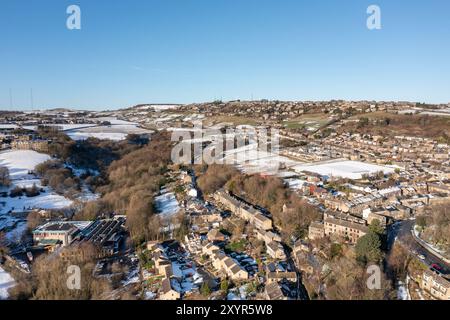 Photo drone aérienne du village de Golcar dans le West Yorkshire, en Angleterre, Huddersfield au Royaume-Uni montrant les propriétés résidentielles en hiver TI Banque D'Images