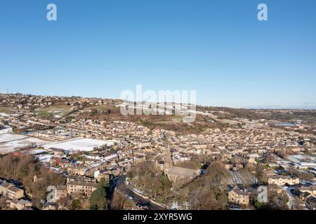 Photo drone aérienne du village de Golcar dans le West Yorkshire, en Angleterre, Huddersfield au Royaume-Uni montrant les propriétés résidentielles en hiver TI Banque D'Images