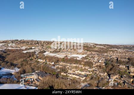 Photo drone aérienne du village de Golcar dans le West Yorkshire, en Angleterre, Huddersfield au Royaume-Uni montrant les propriétés résidentielles en hiver TI Banque D'Images