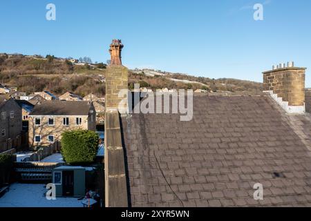 Photo drone aérienne du village de Golcar dans le West Yorkshire, Angleterre, Huddersfield au Royaume-Uni montrant le toit d'une ancienne maison avec terrasse et cheminée wi Banque D'Images