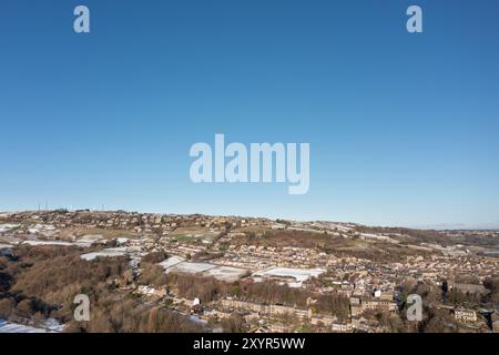 Photo drone aérienne du village de Golcar dans le West Yorkshire, en Angleterre, Huddersfield au Royaume-Uni montrant les propriétés résidentielles en hiver TI Banque D'Images