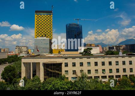 La capitale albanaise Tirana vue du haut de la Tour de l'horloge historique sur la place Skanderbeg, à gauche. Institut italien de la culture à Forground Banque D'Images