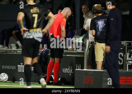 WAALWIJK - arbitre Rob Dieperink regardez l'arbitre assistant vidéo (VAR) lors du match néerlandais Eredivisie entre le RKC Waalwijk et l'AZ Alkmaar au stade Mandemakers le 30 août 2024 à Waalwijk, pays-Bas. ANP BART STOUTJESDIJK Banque D'Images