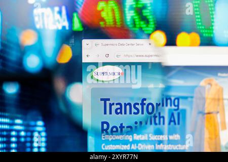 30 août 2024, Paraguay. Dans cette illustration photo, le logo Super Micro Computer, Inc vu affiché sur un écran d'ordinateur à travers une loupe Banque D'Images