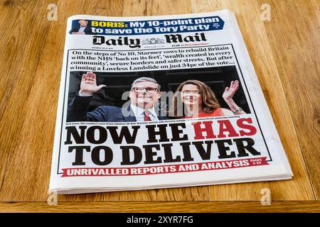 6 juillet 2024. Le titre du Daily mail suivant la victoire des travaillistes aux élections est maintenant qu'il doit livrer. Banque D'Images
