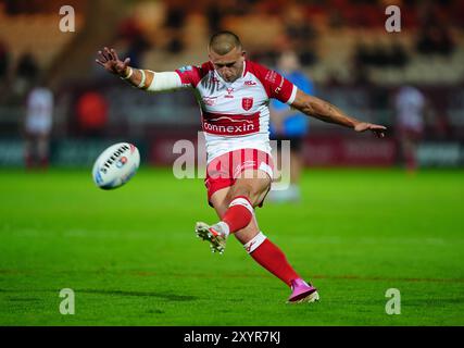 Mikey Lewis de Hull KR lance une conversion lors du match de Super League à Craven Park, Hull. Date de la photo : vendredi 30 août 2024. Banque D'Images