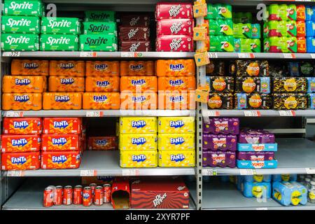 Boissons gazeuses douces à vendre dans un supermarché. Banque D'Images