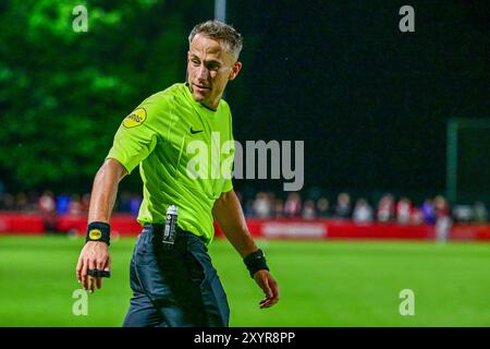 Utrecht, pays-Bas. 30 août 2024. UTRECHT, 30-08-2024, complexe sportif Zoudenbalch. Néerlandais KeukenKampioen Divisie saison de football 2024-2025. Arbitre Martin Perez pendant le match Jong FC Utrecht - FC Emmen. Crédit : Pro Shots/Alamy Live News Banque D'Images