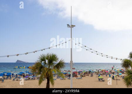 Photo de la célèbre plage Levante à Benidorm en Espagne montrant des gens s'amusant sur la plage espagnole par une chaude journée ensoleillée en été Banque D'Images