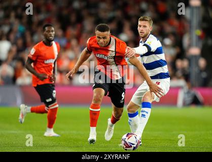 Carlton Morris de Luton Town en action contre Sam Field des Queens Park Rangers lors du Sky Bet Championship match à Kenilworth Road, Luton. Date de la photo : vendredi 30 août 2024. Banque D'Images