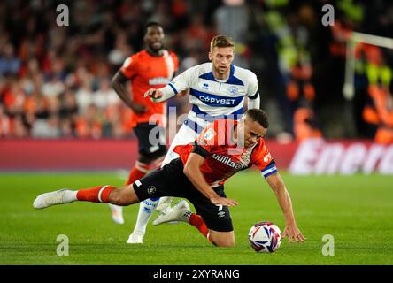 Carlton Morris de Luton Town en action contre Sam Field des Queens Park Rangers lors du Sky Bet Championship match à Kenilworth Road, Luton. Date de la photo : vendredi 30 août 2024. Banque D'Images