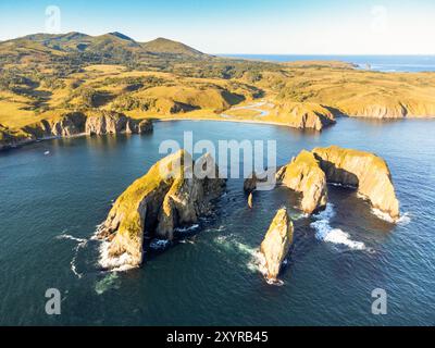 Dans la baie du bord du monde sur l'île de Shikotan, îles Kouriles. Banque D'Images