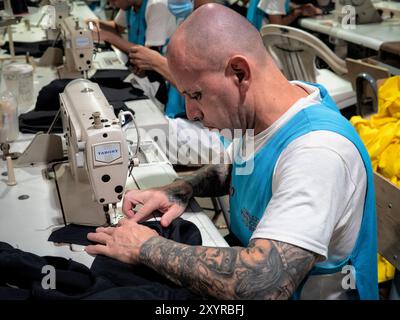 Santa Ana, El Salvador. 30 août 2024. Les prisonniers de la prison de la Esperanza (l'espoir), également connue sous le nom de 'Mariona', participent à un cours de couture. Dans le cadre du programme « Zero Leisure », les détenus doivent suivre divers cours. Dans l’atelier de menuiserie, ils fabriquent des meubles pour les écoles et les institutions publiques. En participant à ces cours, les prisonniers peuvent raccourcir leur peine et acquérir des compétences pour leur vie future crédit : Juan Carlos/dpa/Alamy Live News Banque D'Images