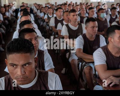 Santa Ana, El Salvador. 30 août 2024. Les détenus de la prison la Esperanza (l'espoir), également connue sous le nom de 'Mariona', participent à une classe. Dans le cadre du programme « Zero Leisure », les détenus doivent suivre divers cours. Dans l’atelier de menuiserie, ils fabriquent des meubles pour les écoles et les institutions publiques. En participant à ces cours, les détenus peuvent raccourcir leur temps en prison et acquérir des compétences pour leur vie future crédit : Juan Carlos/dpa/Alamy Live News Banque D'Images