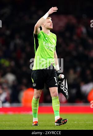 Photo du dossier datée du 09-03-2024 du gardien de but de l'Arsenal Aaron Ramsdale applaudit les fans. L’arrivée de Neto dans le nord de Londres a permis au gardien de but anglais Aaron Ramsdale d’effectuer un changement permanent à Southampton. Date d'émission : vendredi 30 août 2024. Banque D'Images