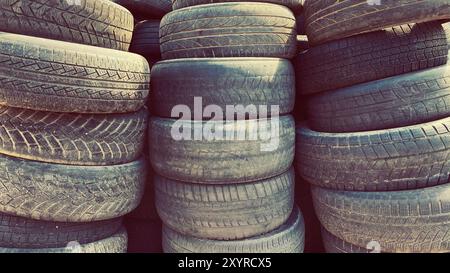Pile de vieux pneus de voiture usagés à l'extérieur Banque D'Images