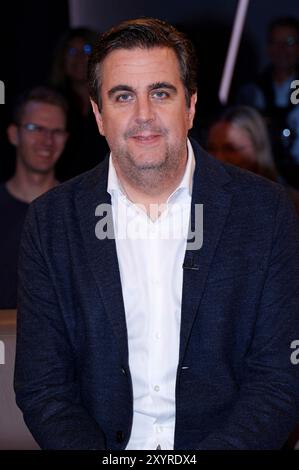 Bastian Pastewka BEI der Aufzeichnung der NDR Talk Show im NDR Fernsehstudio Lokstedt. Hambourg, 30.08.2024 *** Bastian Pastewka lors de l'enregistrement du Talk Show NDR dans le studio de télévision NDR Lokstedt Hamburg, 30 08 2024 Foto:xH.xHartmannx/xFuturexImagex ndr talk3008 4868 Banque D'Images