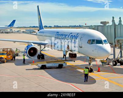 Un Boeing 757-200 Thomas Cook sur le tarmac à Rome, Italie. Banque D'Images