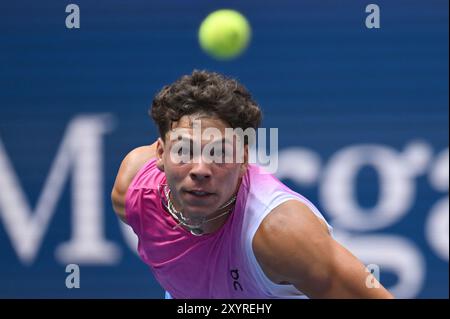 New York, États-Unis. 30 août 2024. Ben Shelton des États-Unis affronte Frances Tiafoe des États-Unis lors de la troisième ronde masculine de l'US Open de tennis à l'USTA Billie Jean King National Tennis Center, New York, NY, le 30 août 2024. (Photo par Anthony Behar/Sipa USA) crédit : Sipa USA/Alamy Live News Banque D'Images