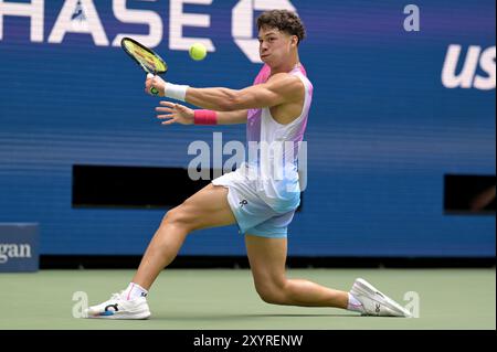 New York, États-Unis. 30 août 2024. Ben Shelton des États-Unis affronte Frances Tiafoe des États-Unis lors de la troisième ronde masculine de l'US Open de tennis à l'USTA Billie Jean King National Tennis Center, New York, NY, le 30 août 2024. (Photo par Anthony Behar/Sipa USA) crédit : Sipa USA/Alamy Live News Banque D'Images