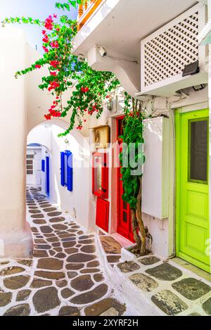 Mykonos, Grèce : ruelle parsemée blanchie à la chaux dans la vieille ville, la petite Venise, les Cyclades, les îles grecques Banque D'Images