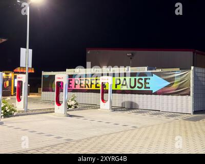 Brennero, Allemagne. 20 juin 2024. Centrale électrique Tesla Super charger à la station-service A7 Rest Stop à Steinsfeld, Endsee, Allemagne, 20 juin 2024. Photographe : ddp images/STAR-images crédit : ddp Media GmbH/Alamy Live News Banque D'Images