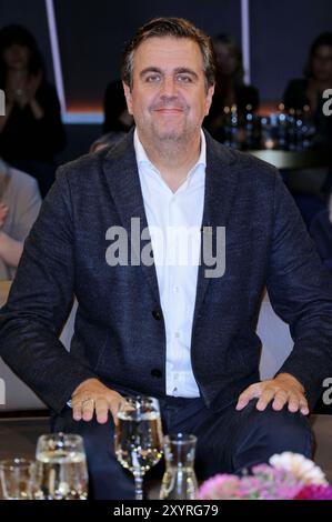 Bastian Pastewka BEI der Aufzeichnung der NDR Talk Show im NDR Fernsehstudio Lokstedt. Hambourg, 30.08.2024 *** Bastian Pastewka lors de l'enregistrement du Talk Show NDR dans le studio de télévision NDR Lokstedt Hambourg, 30 08 2024 Foto:xgbrcix/xFuturexImagex ndr talk3008 4894 Banque D'Images
