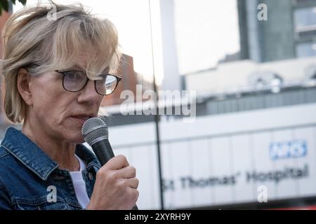 Londres, Royaume-Uni. 25 août 2024. L’actrice Juliet Stevenson s’adresse aux agents de santé qui organisent un rassemblement et une veillée appelant à la libération de plus de 170 membres du personnel médical palestinien détenus par les forces israéliennes à Gaza, apparemment sans inculpation ni procès et dont beaucoup ne sont pas connus, et à la suspension des transferts d’armes vers Israël. Organisé par Amnesty International UK et Health Workers 4 Palestine, cet événement coïncidait avec la Journée internationale des disparus. Crédit : Ron Fassbender/Alamy Live News Banque D'Images