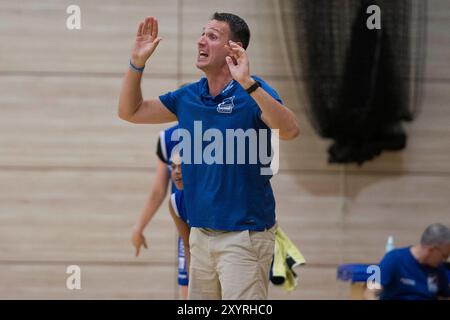 Halle, Deutschland. 30 août 2024. Halle, Deutschland 30. Août 2024 : Testspiel - Damen - 2024/2025 - Halle Lions MBC v. Pharmaserve Marburg Im Bild : entraîneur Patrick Unger (Marburg) crédit : dpa/Alamy Live News Banque D'Images