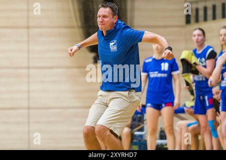 Halle, Deutschland. 30 août 2024. Halle, Deutschland 30. Août 2024 : Testspiel - Damen - 2024/2025 - Halle Lions MBC v. Pharmaserve Marburg Im Bild : entraîneur Patrick Unger (Marburg) crédit : dpa/Alamy Live News Banque D'Images