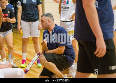 Halle, Deutschland. 30 août 2024. Halle, Deutschland 30. Août 2024 : Testspiel - Damen - 2024/2025 - Halle Lions MBC v. Pharmaserve Marburg Im Bild : formateur Timur Topal (Halle) crédit : dpa/Alamy Live News Banque D'Images