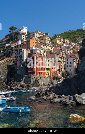 Vue de Riomaggiore, l'un des cinq villages de pêcheurs des Cinque Terre, Italie, une chaîne de villages balnéaires Banque D'Images