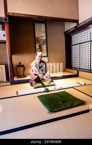 Intérieur de la résidence appelé Buke Yashiki, ancienne maison de samouraïs de rang moyen pendant la période Edo, avec une statue de samouraï, à Matsue, au Japon Banque D'Images