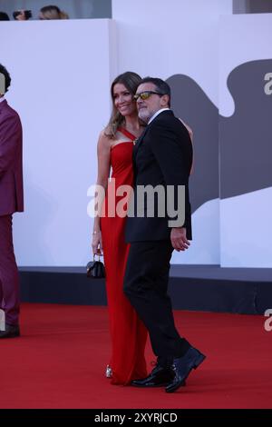 Venise 30 août 2024 Italie Antonio Banderas 64 regarde Dapper dans le Tuxedo noir alors qu'il rejoint la glamour partenaire Nicole Kimpel 43 , à la première de Babygirl au festival du film de Venise Banque D'Images