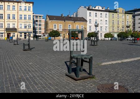 Place des chaises vides à Cracovie, Pologne. Banque D'Images