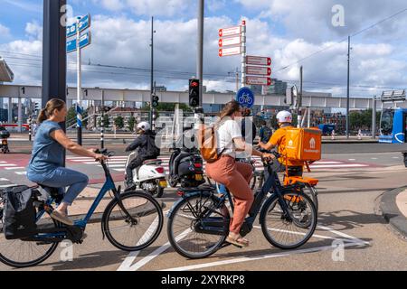 Cyclistes, cyclomoteurs, attendant au feu rouge de la piste cyclable, Feijenoord, devant le pont Erasmus, Rotterdam, pays-Bas, Banque D'Images