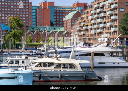 Rotterdam Marina, derrière des immeubles résidentiels de grande hauteur à Spoorweghaven, port de plaisance, voiliers, yachts à moteur, dans le port intérieur, Feije Banque D'Images