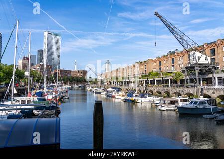 Rotterdam Marina, gastronomie, quartier de la vie nocturne, port de plaisance, bateaux à voile, yachts à moteur, dans le port intérieur, quartier Feijenoord, Rotte Banque D'Images