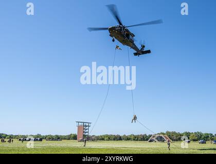 Les membres de l'équipe de combat du 1er bataillon, du 279e régiment d'infanterie, de la 45e brigade d'infanterie mènent une formation en rappel au Camp Gruber Training Center, Oklahoma, le 17 août 2024. (Photo de la Garde nationale de l'Oklahoma par Anthony Jones) Banque D'Images