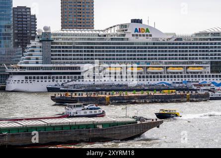 Le bateau de croisière AIDA Prima en cours de ravitaillement, amarré au terminal de croisière Rotterdam, trafic maritime sur la Nieuwe Maas, cabine d'eau, pays-Bas Banque D'Images