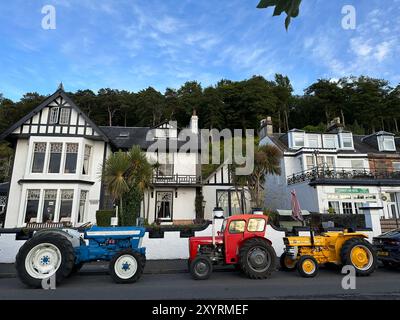 Rothesay, Bute, Écosse, Royaume-Uni. 6 juillet 2024. Tracteurs vintage sur le front de mer avant le rallye annuel de tracteurs vintage à Rothesay. L'île de Bute est une île du Firth of Clyde dans l'Argyll, en Écosse. Bute est une destination de vacances populaire depuis plus d'un siècle. Rothesay, chef-lieu de Bute, est une station balnéaire avec un château, des cafés et des boutiques à l'ancienne. Suivez la route côtière vers le sud et vous trouverez Mount Stuart, un palais spectaculaire au milieu d'hectares de bois. (Crédit image : © Ruaridh Stewart/ZUMA Press Press Press Wire) USAGE ÉDITORIAL SEULEMENT! Non destiné à UN USAGE commercial ! Banque D'Images