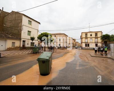 Cetina, Espagne. 30 août 2024. Une poubelle debout à l'intérieur d'un couvercle de trou d'homme manquant après la crue soudaine tenue vendredi soir. Une grosse tempête frappe Cetina (Saragosse) laissant près de 35 litres par mètre carré de pluie et une grande crue éclair à travers les ravins qui traversent la ville. L'AEMET a émis un avertissement météorologique orange en raison des fortes pluies, de la grêle et des fortes tempêtes dans la région pour vendredi soir. © Valentin Sama-Rojo/Alamy Live News. Banque D'Images