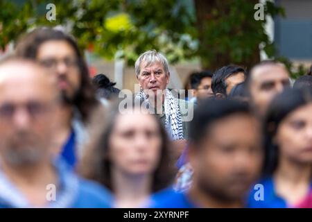 Manifestation de solidarité de masse pour les médecins palestiniens détenus devant St Thomas' Hospital Square, à l'angle de Royal Street et Lambeth Palace Road, en face de l'entrée A&E de l'hôpital St Thomas, Londres, Royaume-Uni. Vendredi 30 août. 173 professionnels de la santé dans des gommages médicaux se sont agenouillés dans une puissante veillée pour souligner le sort des professionnels de la santé palestiniens détenus par les forces israéliennes. Il y a eu un appel à la libération du Dr Khaled Al Serr, un chirurgien détenu par les forces israéliennes à l'hôpital Nasser à Khan Younis en mars 2024. Les travailleurs médicaux ont également appelé à une suspension immédiate des armes britanniques Banque D'Images