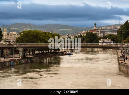 Vienne, Autriche, 23 août 2022. Paysage urbain avec le Danube et la cheminée de l'usine de transformation des déchets en énergie de Spittelau qui attire l'attention avec son Mo Banque D'Images